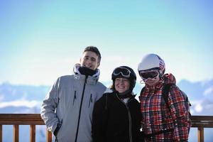 mensen groep Aan sneeuw Bij winter seizoen foto