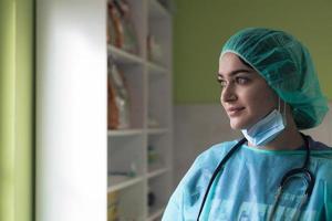 portret van de vrouw chirurg na een operatie Aan dier ziekenhuis kliniek chirurgie kamer foto