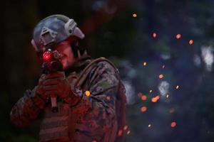 soldaat in actie Bij nacht foto