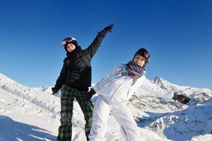 winter portret van vrienden Bij skiën foto