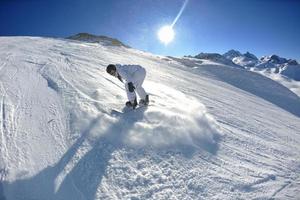 skiën op verse sneeuw in het winterseizoen op een mooie zonnige dag foto