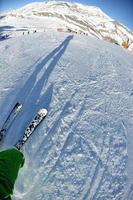 skiën op verse sneeuw in het winterseizoen op een mooie zonnige dag foto