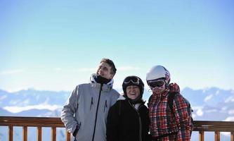 mensen groep Aan sneeuw Bij winter seizoen foto