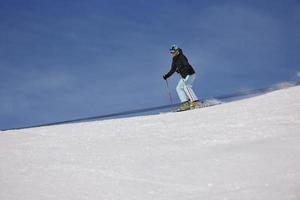 vrouw skiën Aan vers sneeuw Bij winter seizoen foto
