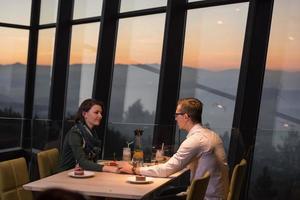 paar Aan een romantisch avondeten Bij de restaurant foto