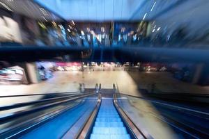 boodschappen doen winkelcentrum roltrappen foto