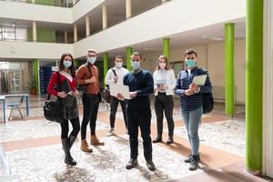 multi-etnisch studenten groep vervelend beschermend gezicht masker foto