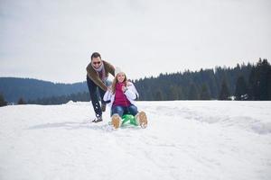 gelukkig jong paar hebben pret Aan vers tonen Aan winter vakantie foto