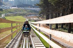 vader en zoon geniet het rijden Aan alpine kustvaarder foto