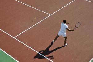 jonge man tennissen foto