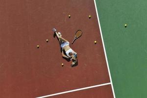 jonge vrouw speelt tennis foto