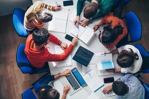 studenten gebruik modern technologie voor een school- project foto