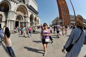 Venetië, Italië, 2022 - toerist vrouw hebben prachtig vakantie tijd in Venetië foto