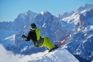 skiërs Aan berg foto