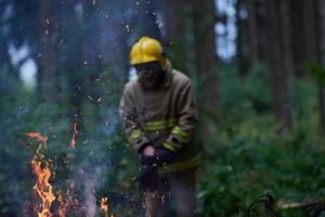 brandweerman in actie foto