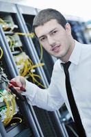 jong ingenieur in datacenter server kamer foto