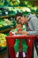 moeder met baby in boodschappen doen foto