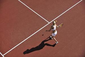 jonge vrouw tennissen buiten foto