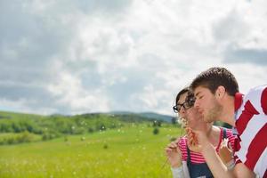 romantische jong koppel verliefd samen buiten foto