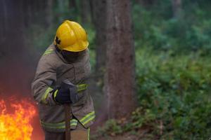 brandweerman in actie foto