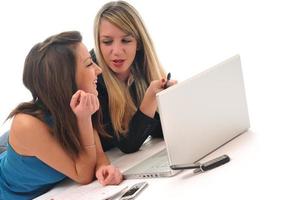 twee jong meisjes werk Aan laptop geïsoleerd foto