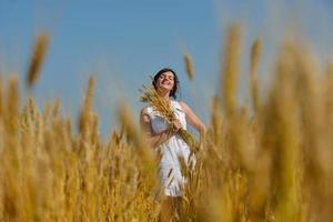 jonge vrouw in tarweveld in de zomer foto