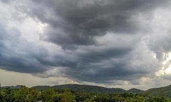 groot regen wolk. foto