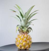 klaar voor gebruik wit achtergrond ananas foto