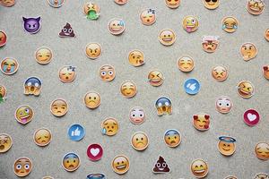 ternopil, Oekraïne - mei 8, 2022 groot reeks van stickers met emoji geel gezichten. emoji is een pictogram of smiley ingebed in tekst en gebruikt in elektronisch berichten en web bladzijde foto