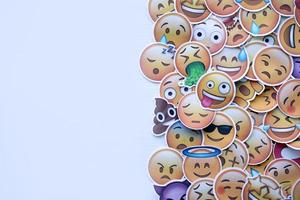 ternopil, Oekraïne - mei 8, 2022 groot reeks van stickers met emoji geel gezichten. emoji is een pictogram of smiley ingebed in tekst en gebruikt in elektronisch berichten en web bladzijde foto