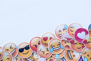 ternopil, Oekraïne - mei 8, 2022 groot reeks van stickers met emoji geel gezichten. emoji is een pictogram of smiley ingebed in tekst en gebruikt in elektronisch berichten en web bladzijde foto