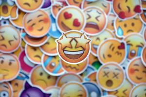 ternopil, Oekraïne - mei 8, 2022 groot reeks van stickers met emoji geel gezichten. sterren pictogram in focus zone foto