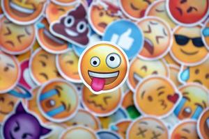 ternopil, Oekraïne - mei 8, 2022 groot reeks van stickers met emoji geel gezichten. gek pictogram in focus foto