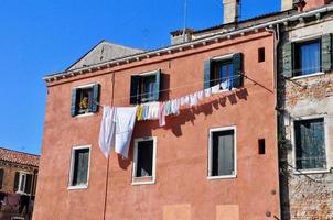 niet toeristisch een deel van Venetië met leeg stilte kleurrijk gebouwen, ramen, straten en boten foto