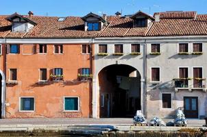 Venetië, Italië. klassiek Venetië plein met typisch gebouwen en kleurrijk ramen foto