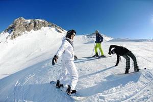 winter portret van vrienden Bij skiën foto