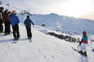 mensen groep Aan sneeuw Bij winter seizoen foto