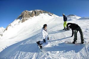 mensen groep Aan sneeuw Bij winter seizoen foto