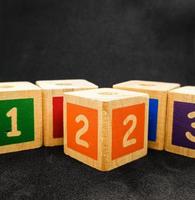 leerzaam blok speelgoed voor kinderen, met getallen en kleuren foto