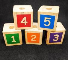 leerzaam blok speelgoed voor kinderen, met getallen en kleuren foto