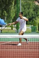 jonge man tennissen buiten foto