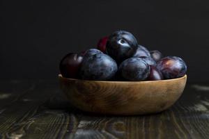 rijp pruimen Aan de tafel in de keuken foto