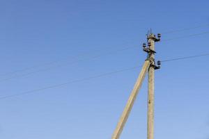 hoog voltage macht lijnen gemonteerd Aan beton polen foto