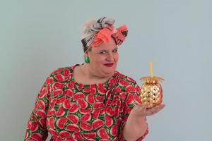 te zwaar plus grootte vrouw, dik Dames, dik meisje, mollig, Holding gouden fruit ananas geïsoleerd Aan cyaan achtergrond - levensstijl vrouw eetpatroon gewicht verlies te zwaar probleem concept. foto