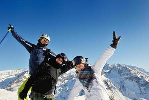 winter portret van vrienden Bij skiën foto