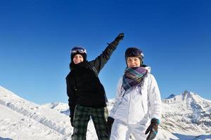 winter portret van vrienden Bij skiën foto