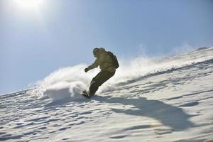 freestyle snowboarder springen en rijden foto