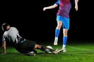 voetballers in competitie voor de bal foto