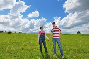 romantische jong koppel verliefd samen buiten foto