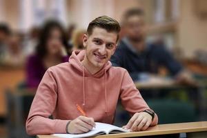 leerling nemen aantekeningen terwijl aan het studeren in hoog school- foto